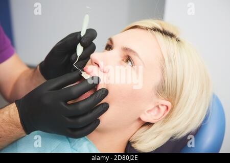 Jeune femme souriante avec des dents magnifiques, ayant une inspection dentaire Banque D'Images