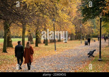 Liverpool, Royaume-Uni. 26 octobre 2020. Les randonneurs sont vus parmi les feuilles d'automne au parc Sefton à Liverpool, au Royaume-Uni. Crédit : Jon Super/Alay Live News. Banque D'Images