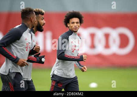 MUNICH, ALLEMAGNE - OCTOBRE 26 : (G-D) Jerome Boateng, Eric Maxim Choupo-Moting et Leroy Sane du FC Bayern Muenchen Jog au cours d'une session d'entraînement en prévision du groupe de la Ligue des champions de l'UEFA UN match entre le FC Bayern Muenchen et Lokomotiv Moskva au terrain d'entraînement de Saebener Strasse le 26 octobre 2020 à Munich, en Allemagne. Adam Pretty/Getty Images pour FC Bayern/via Kolvenbach Banque D'Images