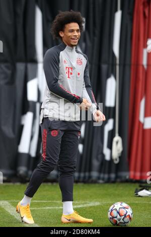 MUNICH, ALLEMAGNE - OCTOBRE 26 : Leroy Sane du FC Bayern Muenchen sourit lors d'une session d'entraînement devant le groupe de la Ligue des champions de l'UEFA UN match entre le FC Bayern Muenchen et Lokomotiv Moskva au terrain d'entraînement de Saebener Strasse le 26 octobre 2020 à Munich, en Allemagne. Adam Pretty/Getty Images pour FC Bayern/via Kolvenbach Banque D'Images