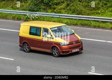 2012 jaune brun VW Volkswagen T-Sporter T32 102 TDI SWB Volkswagen Motorhomes, pop top caddy, transporter, camping-cars, kombi, combi, campervan van van, motorhome conversion, Vee Dub window van, conversions, microbus, bus, campeurs, VW Vans en mouvement. Banque D'Images