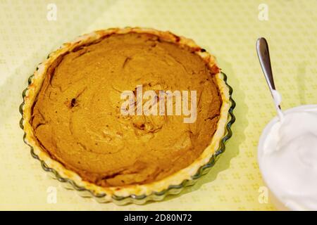 tarte à la citrouille rustique faite maison sur la table avec de la crème fouettée Banque D'Images