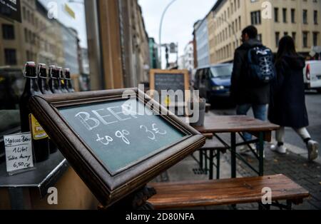 Berlin, Allemagne. 26 octobre 2020. Dans un pub, il y a un panneau indiquant « Beer to Go ». Credit: Kira Hofmann/dpa-Zentralbild/dpa/Alay Live News Banque D'Images