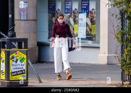 Dundee, Tayside, Écosse, Royaume-Uni. 26 octobre 2020. Météo au Royaume-Uni : une journée ensoleillée d'automne à travers le nord-est de l'Écosse avec des températures atteignant 13°C. Les résidents locaux à l'extérieur portant un masque facial de protection appréciant le temps d'octobre tout en passant du temps à faire du shopping et à faire des rencontres dans le centre-ville de Dundee pendant la nouvelle 3e réglementation Teir Covid-19 Lockdown. Crédit : Dundee Photographics/Alamy Live News Banque D'Images