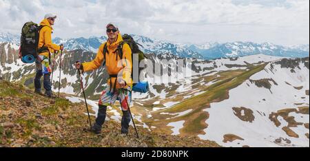 Couple voyageurs randonnée dans les montagnes amis voyage ensemble aventure style de vie concept vacances en plein air. Panorama collage de l'homme un à deux , Banque D'Images