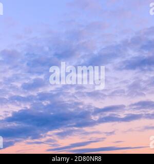 Ciel avec des nuages au coucher du soleil, peut être utilisé comme arrière-plan - nuage Banque D'Images