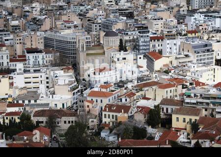 Vue partielle sur la ville d'Athènes depuis la colline de l'Acropole - Athènes, Grèce, 2 février 2020. Banque D'Images