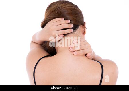 Femme souffrant de douleur de cou et d'épaule isolé fond blanc. Concept de soins de santé et de médecine. Banque D'Images