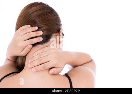 Femme souffrant de douleur de cou et d'épaule isolé fond blanc. Concept de soins de santé et de médecine. Banque D'Images