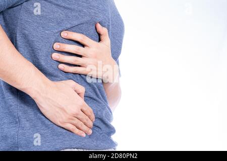 Homme main touchant l'estomac, la taille, ou la position du foie isolé fond blanc. Concept de soins de santé et de médecine. Banque D'Images