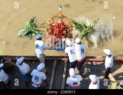 Les ouvriers municipaux portent une idole de la déesse hindoue Durga pour immersion dans les eaux de la rivière Brahmaputra pendant la dernière journée du festival Durga Puja à Guwahati, en Inde, le 26 octobre 2020. Le dernier jour du festival s'appelle Vijay Dashmi, Vijaya signifiant « victoire » et Dashmi signifiant « dixième ». Durga Puja est largement célébrée dans les États indiens du Bengale occidental, Assam, Jharkhand, Orissa et Tripura et culmine dans l'immersion des idoles de la déesse hindoue Durga, qui symbolise la puissance et le triomphe du bien sur le mal dans la mythologie hindoue. Crédit : David Talukdar/Alay Live News Banque D'Images