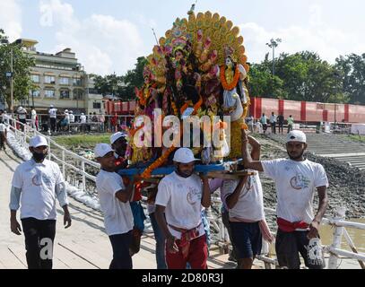 Les ouvriers municipaux portent une idole de la déesse hindoue Durga pour immersion dans les eaux de la rivière Brahmaputra pendant la dernière journée du festival Durga Puja à Guwahati, en Inde, le 26 octobre 2020. Le dernier jour du festival s'appelle Vijay Dashmi, Vijaya signifiant « victoire » et Dashmi signifiant « dixième ». Durga Puja est largement célébrée dans les États indiens du Bengale occidental, Assam, Jharkhand, Orissa et Tripura et culmine dans l'immersion des idoles de la déesse hindoue Durga, qui symbolise la puissance et le triomphe du bien sur le mal dans la mythologie hindoue. Crédit : David Talukdar/Alay Live News Banque D'Images