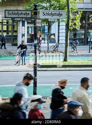 Berlin, Allemagne. 26 octobre 2020. Les piétons marchent avec des masques à travers la Schloßstraße à Steglitz. Les cyclistes les passent. Credit: Annette Riedl/dpa/Alay Live News Banque D'Images