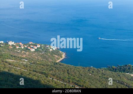 Paysage côtier avec la mer Noire et la colonie de type urbain Sanatorne dans la municipalité de Yalta, Crimée Banque D'Images