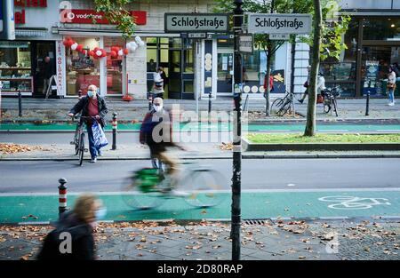 Berlin, Allemagne. 26 octobre 2020. Les piétons marchent avec des masques à travers la Schloßstraße à Steglitz. Les cyclistes les passent. Credit: Annette Riedl/dpa/Alay Live News Banque D'Images