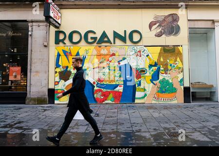 Glasgow, Écosse, Royaume-Uni. 26 octobre 2020. Vue sur le centre-ville de Glasgow en semaine pendant le confinement des disjoncteurs, les bars et les restaurants étant fermés. Sur la photo ; l'homme passe devant fermé et monte à bord du restaurant Rogano. Iain Masterton/Alay Live News Banque D'Images