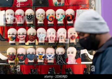 Glasgow, Écosse, Royaume-Uni. 26 octobre 2020. Vue sur le centre-ville de Glasgow en semaine pendant le confinement des disjoncteurs, les bars et les restaurants étant fermés. En photo; l'homme dans facemsrk marche après boutique vendant des facemasks . Iain Masterton/Alay Live News Banque D'Images