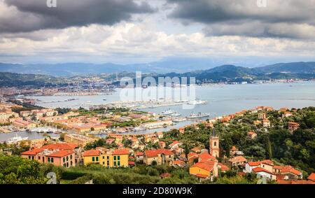 Vue panoramique sur le port de la Spezia en Italie Banque D'Images