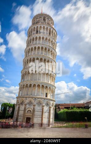 Image d'exposition longue de jour de la célèbre tour penchée de Pise (le Campanile) Banque D'Images
