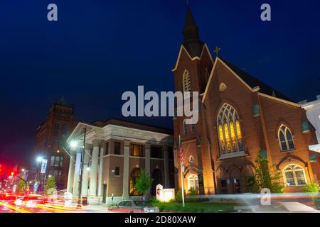 Main Street United Methodist Church la nuit dans le centre-ville de Nashua, New Hampshire, NH, États-Unis. Banque D'Images