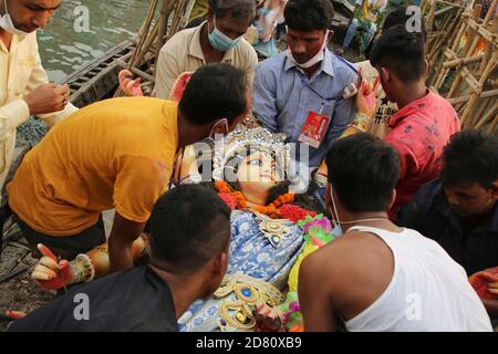 Les dévotés hindous submergent une idole d'argile de la déesse hindoue Durga dans le fleuve Buriganga au cours de la dernière journée du festival de Durga Puja.le festival de Durga de quatre jours est célébré à travers le Bangladesh et culmine dans l'immersion des idoles de la déesse hindoue Durga qui symbolise le pouvoir et le Triomphe du bien sur le mal dans la mythologie hindoue. Banque D'Images