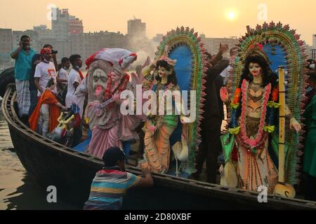 Les dévotés hindous submergent une idole d'argile de la déesse hindoue Durga dans le fleuve Buriganga au cours de la dernière journée du festival de Durga Puja.le festival de Durga de quatre jours est célébré à travers le Bangladesh et culmine dans l'immersion des idoles de la déesse hindoue Durga qui symbolise le pouvoir et le Triomphe du bien sur le mal dans la mythologie hindoue. Banque D'Images