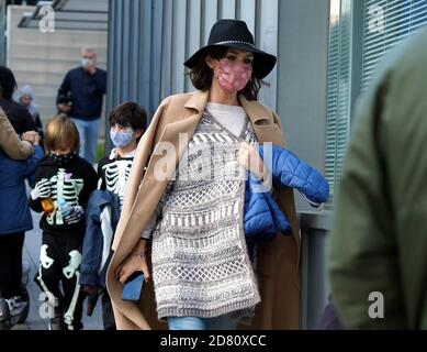 Pozuelo, Espagne. 26 octobre 2020. La présentatrice Sara Carbonero et ses fils Lucas et Martin Casillas à Madrid le lundi 26 octobre 2020. Credit: CORMON PRESSE/Alamy Live News Banque D'Images