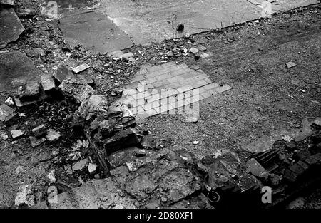 Buchenwald, littéralement forêt de hêtres) était un camp de concentration nazi établi sur la colline d'Ettersberg près de Weimar, en Allemagne, en juillet 1937. Sur la porte principale, la devise jedem das Seine (Anglais: 'À chacun son propre'), a été inscrite. Le SS a interprété cela comme signifiant que la 'course de maître' avait le droit d'humilier et de détruire les autres. C'était l'un des premiers et des plus grands camps de concentration à l'intérieur des frontières de l'Allemagne en 1937. De nombreux communistes, réels ou présumés, ont été parmi les premiers internés. Les prisonniers venaient de toute l'Europe et de l'Union soviétique—Juifs, Polonais et autres Slaves, mentalement malades et physiquement Banque D'Images