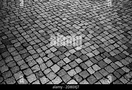 Les vestiges de la ligne de chemin de fer dans Buchenwald . La plate-forme (vue ici) est le début de l'infâme voie de Caracho (Carachoweg) que tous les prisonniers ont dû utiliser pour marcher jusqu'au camp. Caracho est un mot d'argot de prison espagnol pour « Double Time » et a été ainsi nommé par les prisonniers communistes espagnols qui ont contribué à la construction du chemin de fer et qui ont été capturés dans le combat contre Franco pendant la guerre civile espagnole. Buchenwald, littéralement forêt de hêtres) était un camp de concentration nazi établi sur la colline d'Ettersberg près de Weimar, en Allemagne, en juillet 1937. Sur la porte principale, la devise jedem das Seine (Anglais: 'À chacun son propre') Banque D'Images