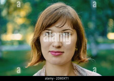 Jeune femme caucasienne attrayante en plein air avec une attention sélective. Banque D'Images