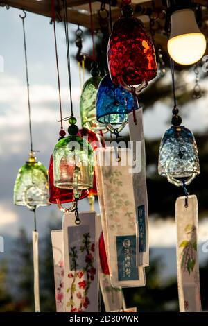 Carillons de vent colorés près du lac kawaguchiko au pied du mont Fuji sur le marché de l'artisanat local pendant le festival des feuilles d'automne de kawaguchiko. Banque D'Images