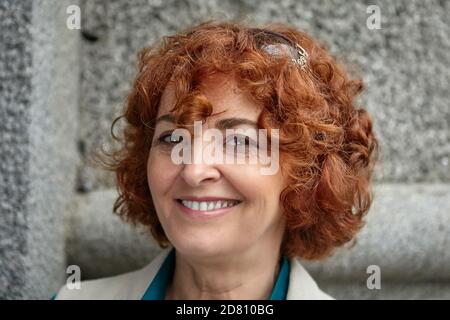 Belle femme heureuse d'âge moyen avec des cheveux rouges. Banque D'Images