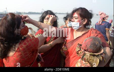 Kolkata, Inde. 26 octobre 2020. Les femmes hindoues mariées frottis de vermillon sur la rive du Gange pendant l'immersion de Durga Idol le dernier jour du festival de cinq jours de Durga Puja. (Photo de Ved Prakash/Pacific Press) Credit: Pacific Press Media production Corp./Alay Live News Banque D'Images