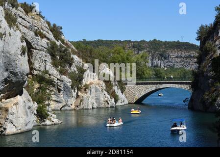 Touristes en pédalos ou en pédalos sur les gorges du Bas Verdon, ou les gorges des basses du Verdon, et pont sur le fleuve Verdon à Quinson Provence France Banque D'Images