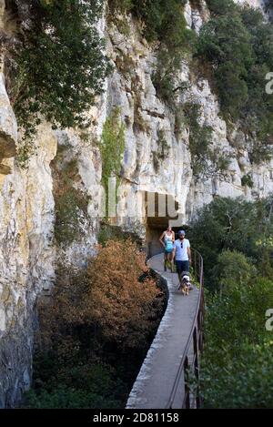 Touristes ou Walkers sur le sentier surélevé chien de marche le long de la gorge du Bas Verdon, ou des gorges des basses du Verdon, près de Quinson Provence France Banque D'Images