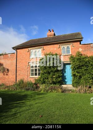 Le cottage des jardiniers dans le jardin clos du château de Croft, Yarpole, Herefordshire, Angleterre, Royaume-Uni. Banque D'Images