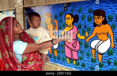 Mère et enfants sont très heureux pour leur grand festival de Durga Puja dans la zone décorative de la puja à Kolkata en Inde. Banque D'Images