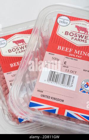 Film plastique contenant de la viande hachée de Tesco / du bœuf haché avec logo Union Jack sur l'emballage et 20 % de matières grasses. British Farm Produce concept, industrie de la viande britannique. Banque D'Images