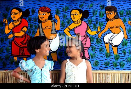 Mère et enfants sont très heureux pour leur grand festival de Durga Puja dans la zone décorative de la puja à Kolkata en Inde. Banque D'Images