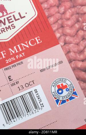 Film plastique viande hachée de Tesco / bœuf haché avec logo tracteur rouge Food Assured Standard. Produits agricoles britanniques, Union Jack sur emballage alimentaire Banque D'Images