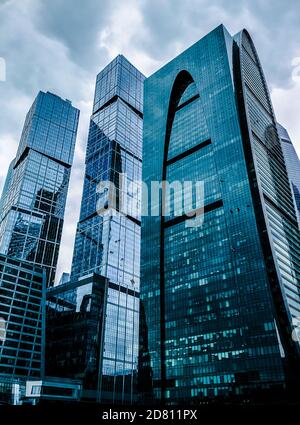 Moscou, Russie - 24 septembre 2016 : gratte-ciel de verre moderne dans le centre d'affaires façade de gratte-ciel bleu. bâtiments de bureau. Verre moderne Banque D'Images