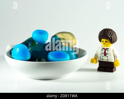 Photographier le 25 octobre 2020 en France UNE tasse remplie de bonbons bleus. Un enfant cupide. Banque D'Images