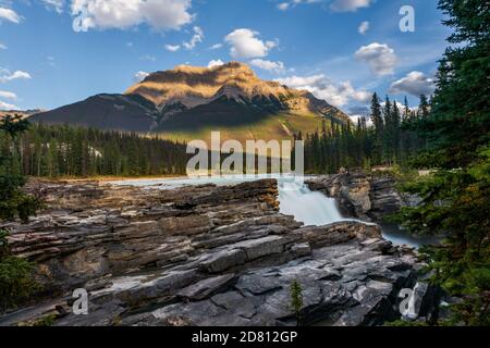 Belles montagnes derrière les chutes Athabasca dans le parc national Jasper, Alberta, Canada. Banque D'Images