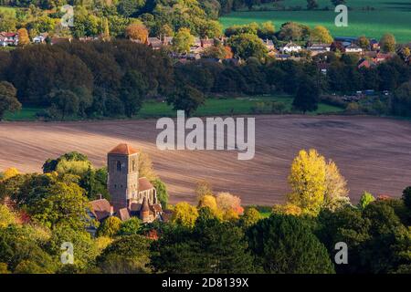 Vue d'automne du prieuré de Little Malvern et de la cour de Little Malvern depuis le camp britannique dans les collines de Malvern, dans le Worcestershire, en Angleterre Banque D'Images