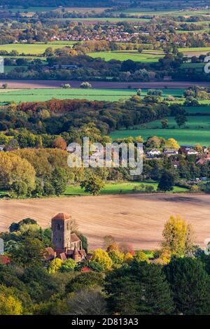 Vue d'automne du prieuré de Little Malvern et de la cour de Little Malvern depuis le camp britannique dans les collines de Malvern, dans le Worcestershire, en Angleterre Banque D'Images