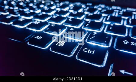 Clavier néon avec bouton entrée. Concentrez-vous sur le . Banque D'Images