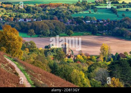 Vue d'automne du prieuré de Little Malvern et de la cour de Little Malvern depuis le camp britannique dans les collines de Malvern, dans le Worcestershire, en Angleterre Banque D'Images