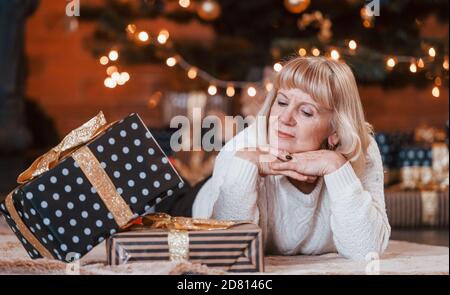 Femme de haut en bas dans la chambre avec noël boîtes-cadeaux Banque D'Images