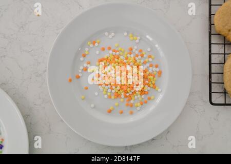 halloween saupoudrer sur une assiette blanche sur un comptoir de cuisine blanc Banque D'Images