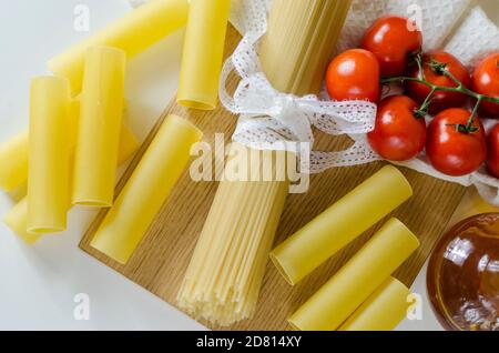 Pâtes, cannellones crus et spaghetti pour la cuisine italienne Banque D'Images